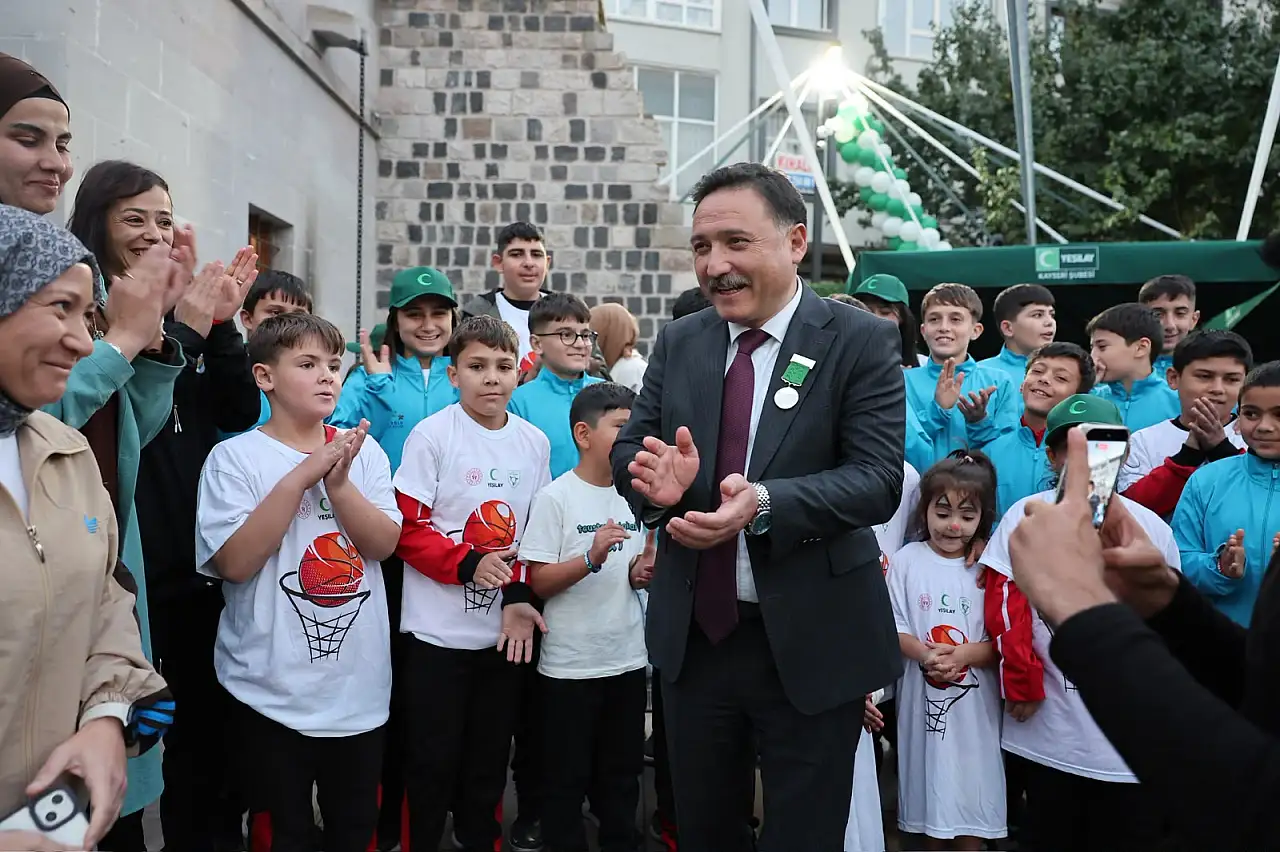 Vali Çiçek, Yeşilay'ın Üstün Hizmet Madalyası'na layık görüldü