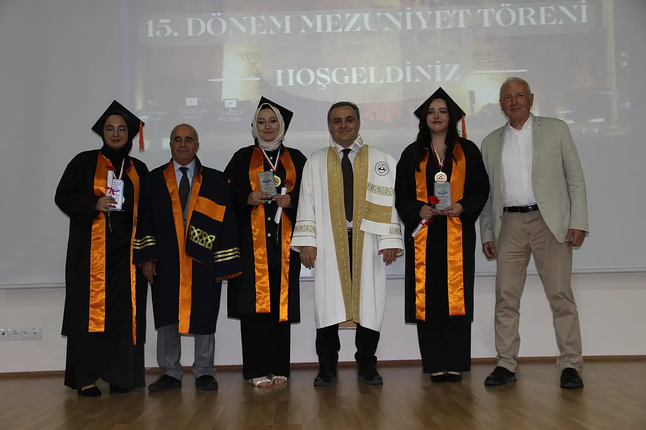 ERÜ Turizm Fakültesinde mezuniyet coşkusu
