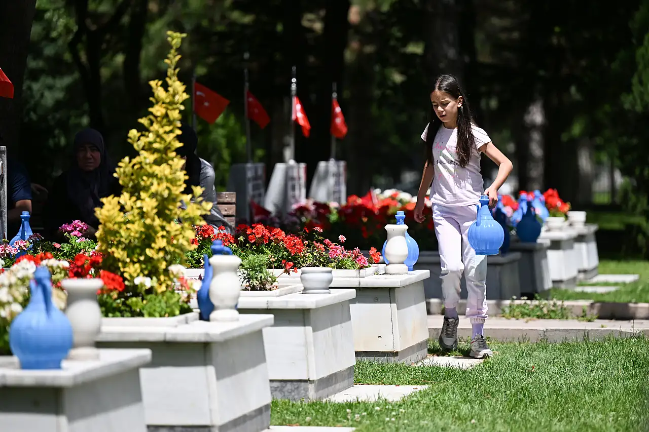 Şehitlikte bayramlaşma!