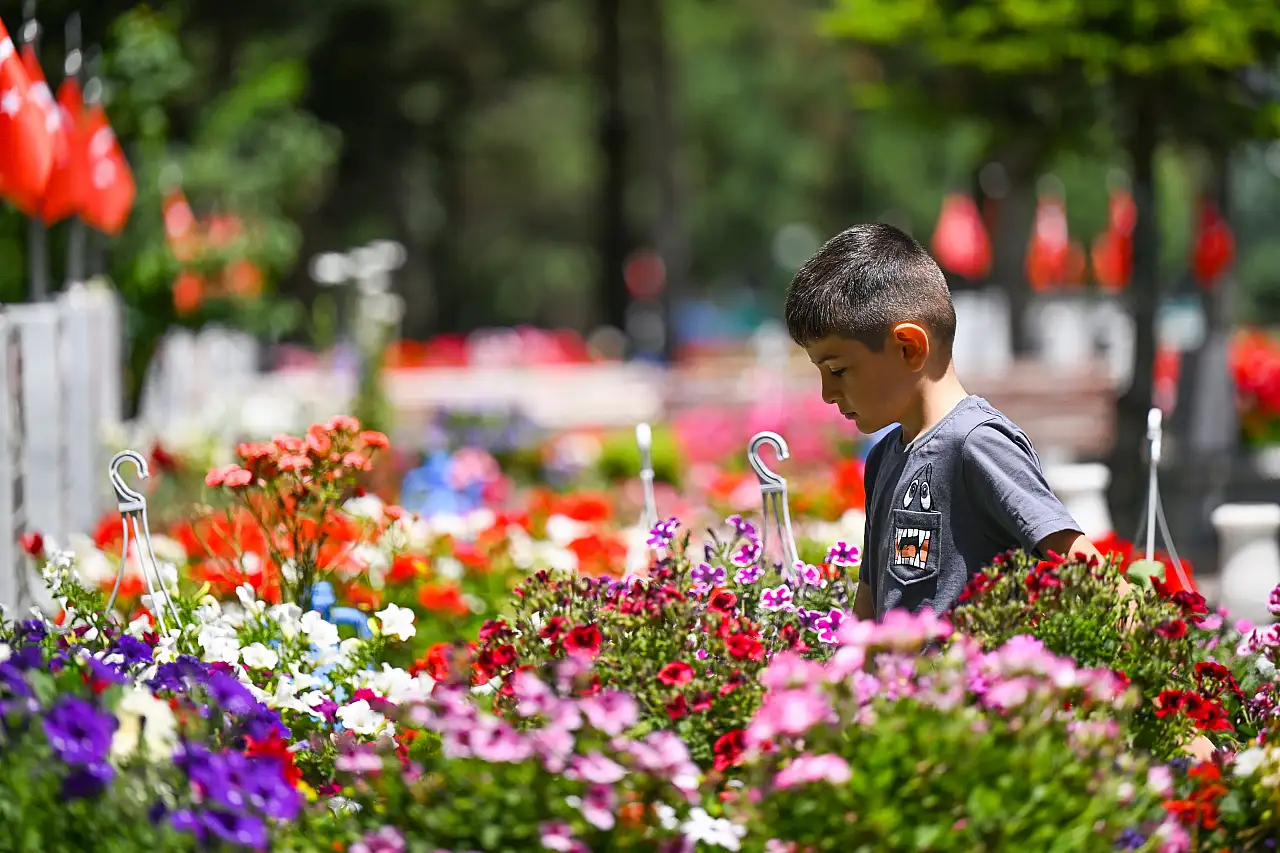Şehitlikte bayramlaşma!