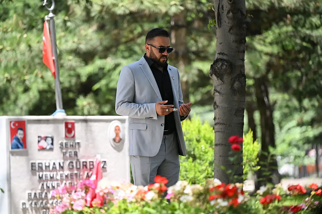 Şehitlikte bayramlaşma!