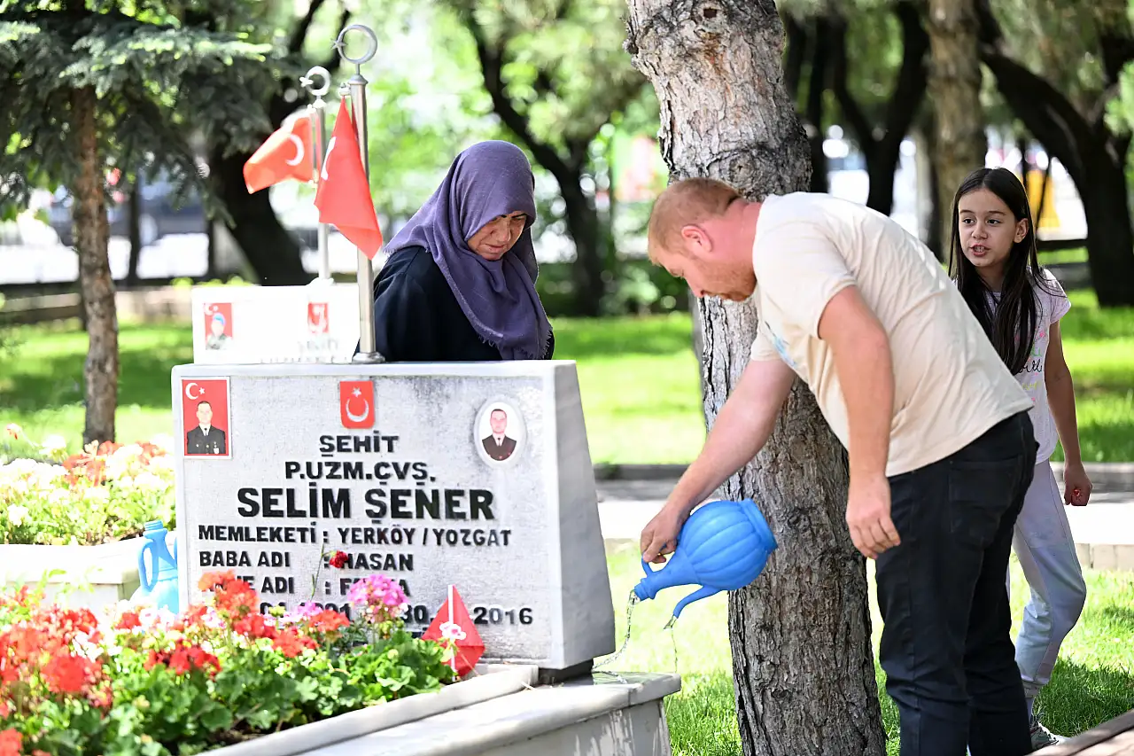 Şehitlikte bayramlaşma!