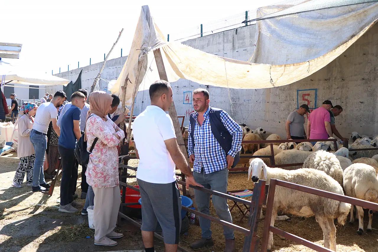 Pazar yeri doldu taştı! Kayseri'de telaş sürüyor
