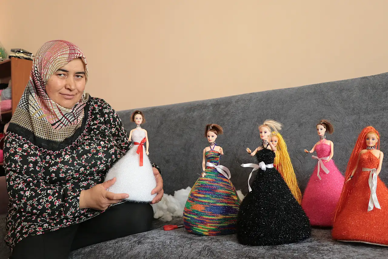 Evlat hasretiyle örmeye başlamıştı şimdilerde gelir kapısı oldu