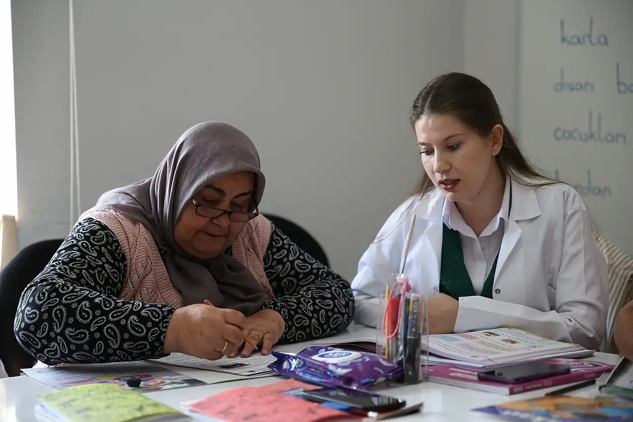 Halı dokuyan eller şimdi kitap tutuyor