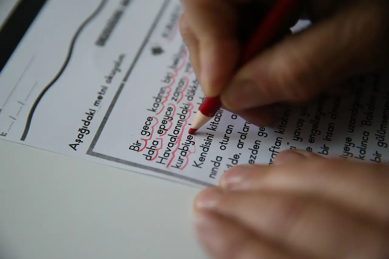 Halı dokuyan eller şimdi kitap tutuyor