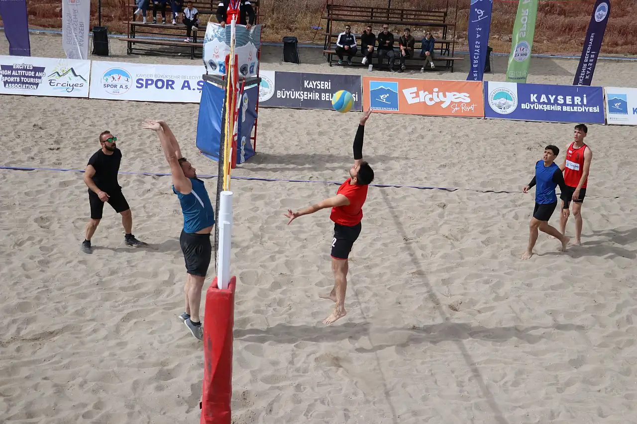 Heyecan dorukta: Erciyes'te en havalı turnuva sürüyor