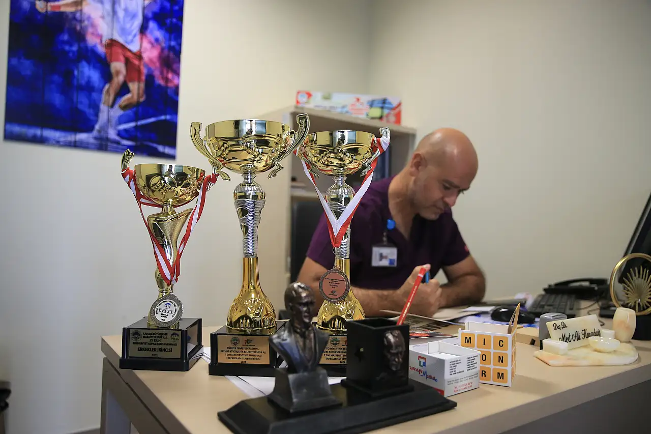 Hayatı kurtaran eller, tenis kortlarında rakiplerini yeniyor