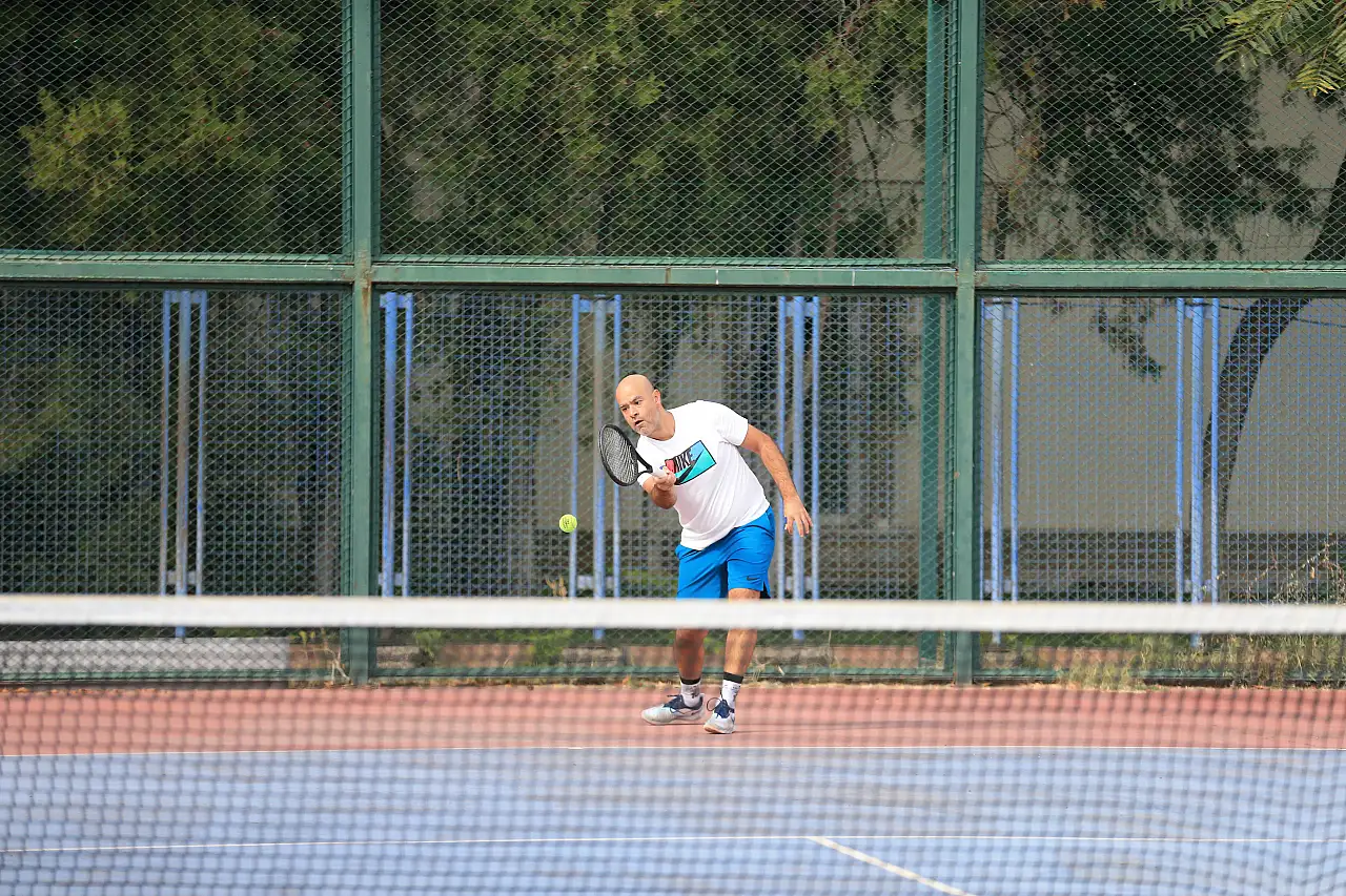 Hayatı kurtaran eller, tenis kortlarında rakiplerini yeniyor