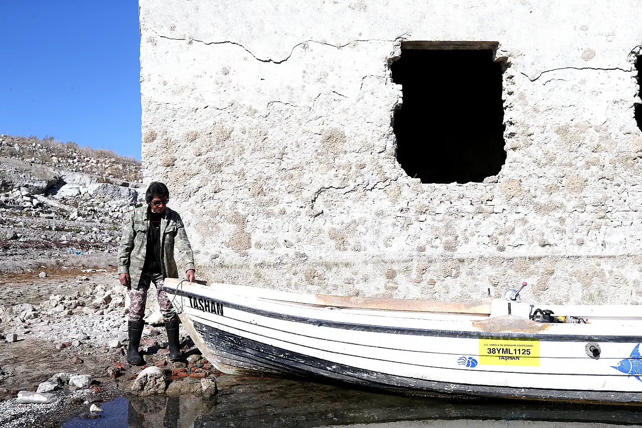 Yıllar önce sular altında kalan köyünde bakın ne yapıyor?