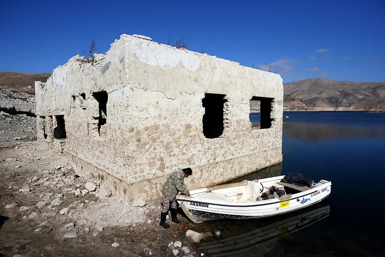 Yıllar önce sular altında kalan köyünde bakın ne yapıyor?