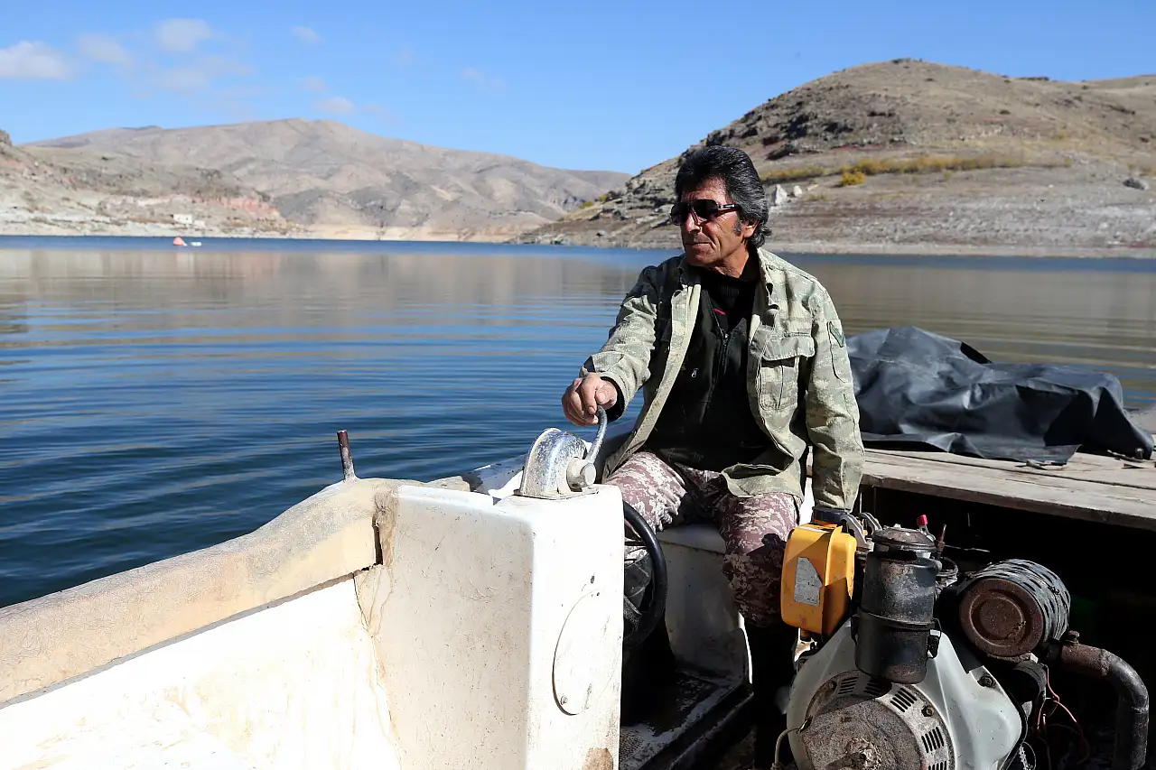 Yıllar önce sular altında kalan köyünde bakın ne yapıyor?