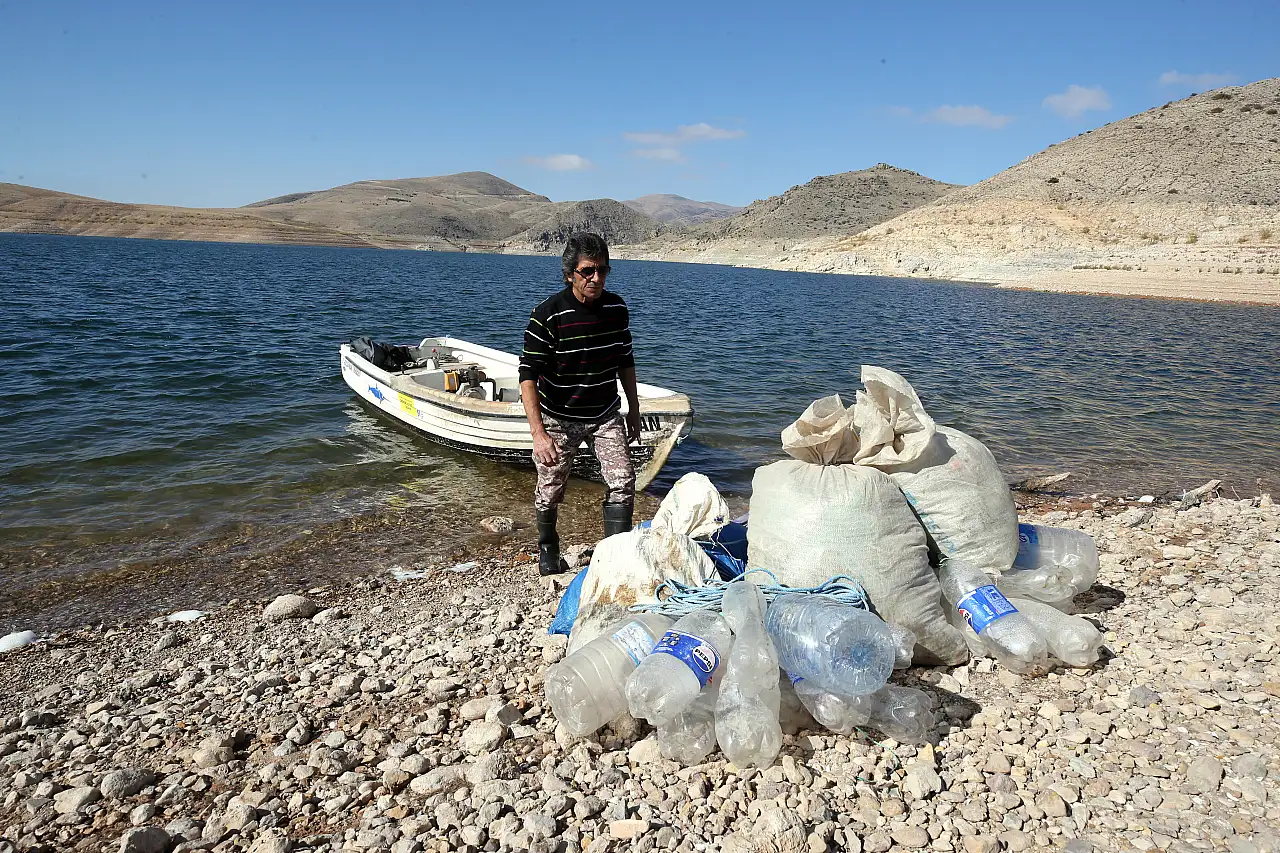 Yıllar önce sular altında kalan köyünde bakın ne yapıyor?