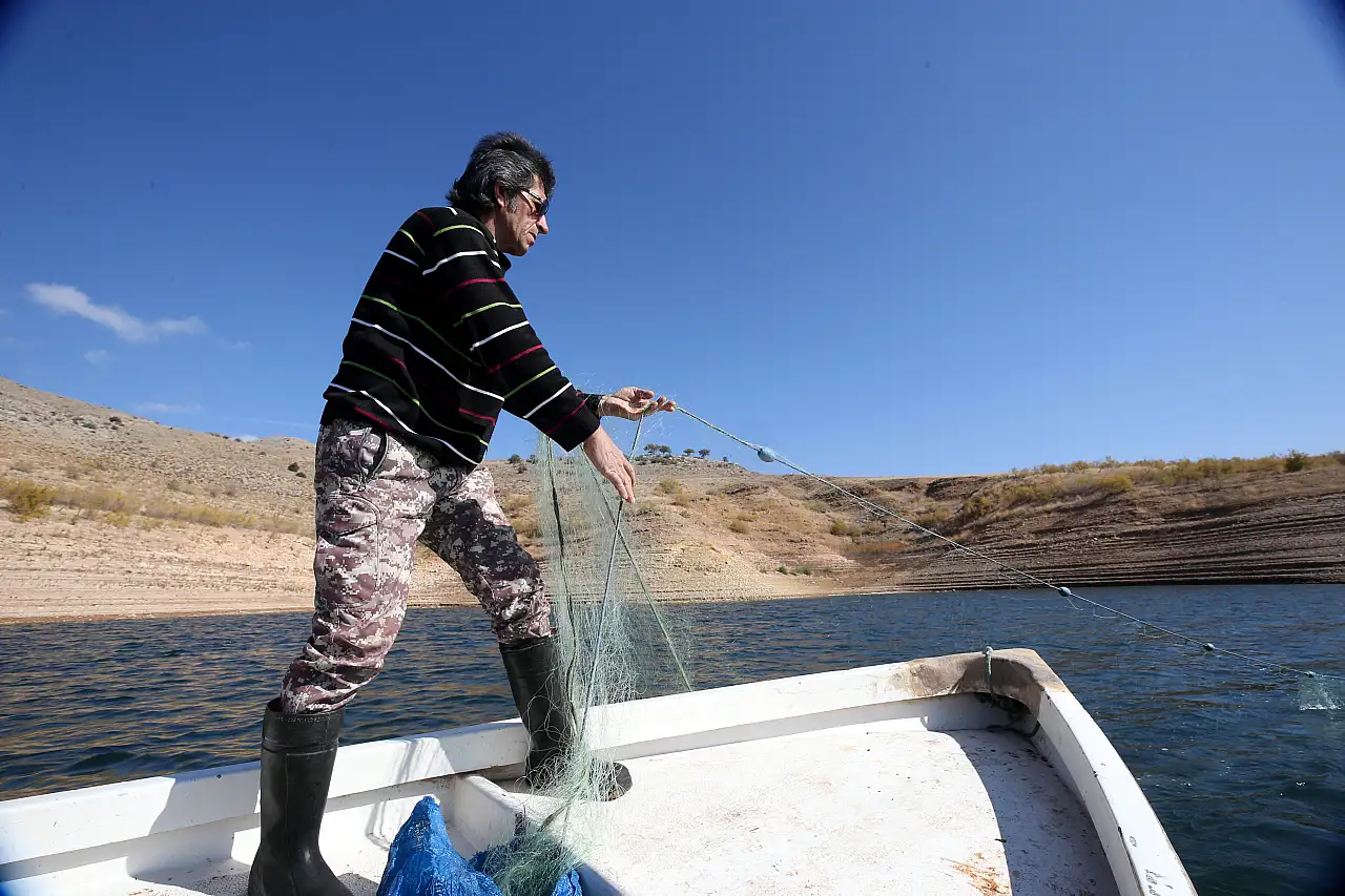 Yıllar önce sular altında kalan köyünde bakın ne yapıyor?