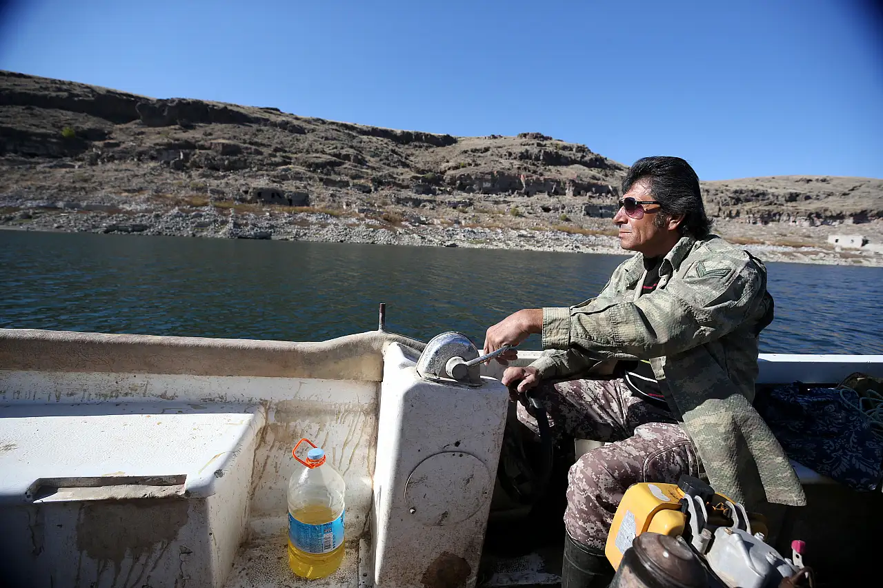 Yıllar önce sular altında kalan köyünde bakın ne yapıyor?