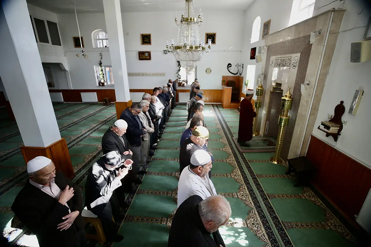 Kayseri'de görevli imam gittiği yerlerde bakın ne yapıyor?