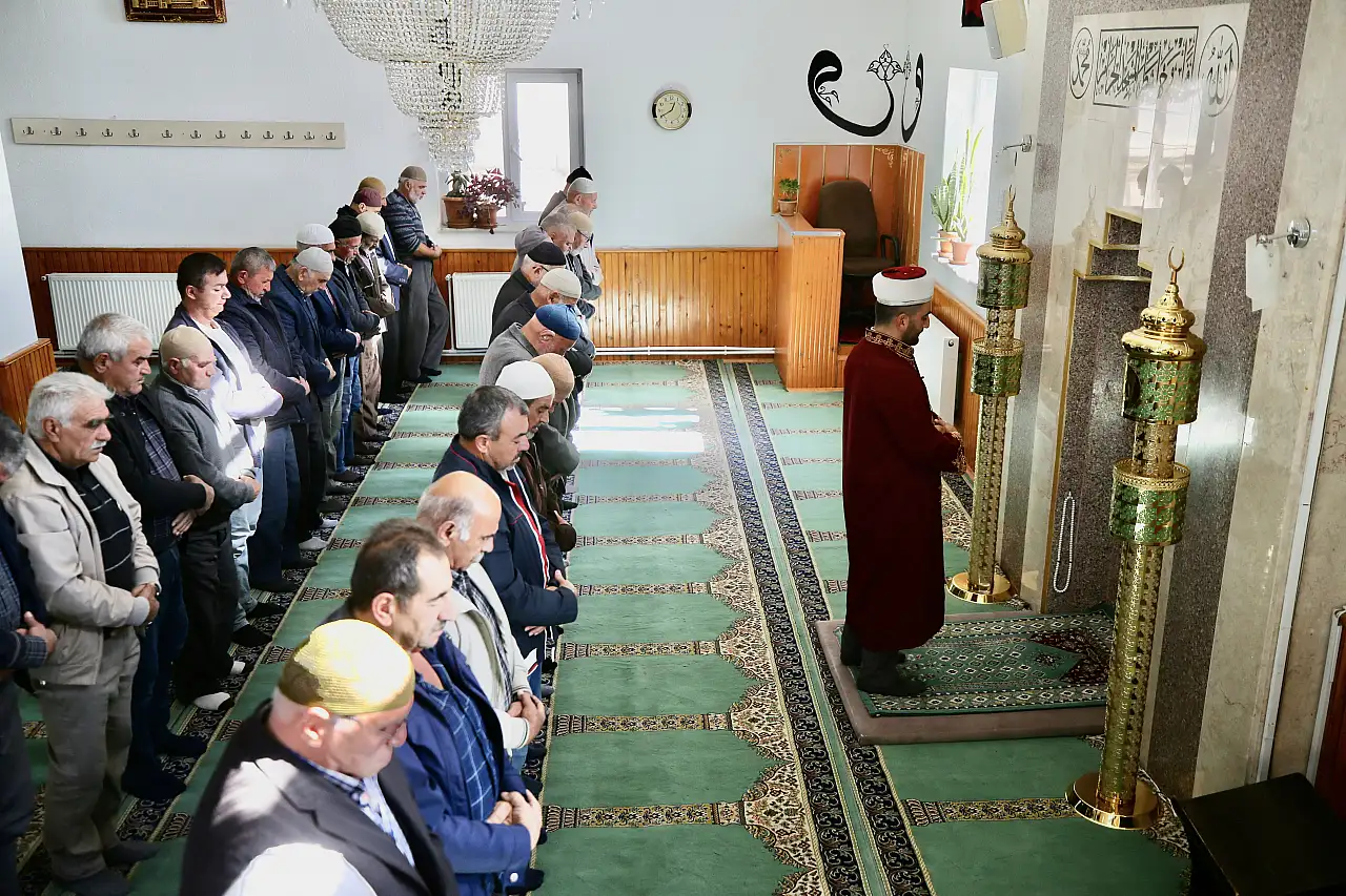 Kayseri'de görevli imam gittiği yerlerde bakın ne yapıyor?