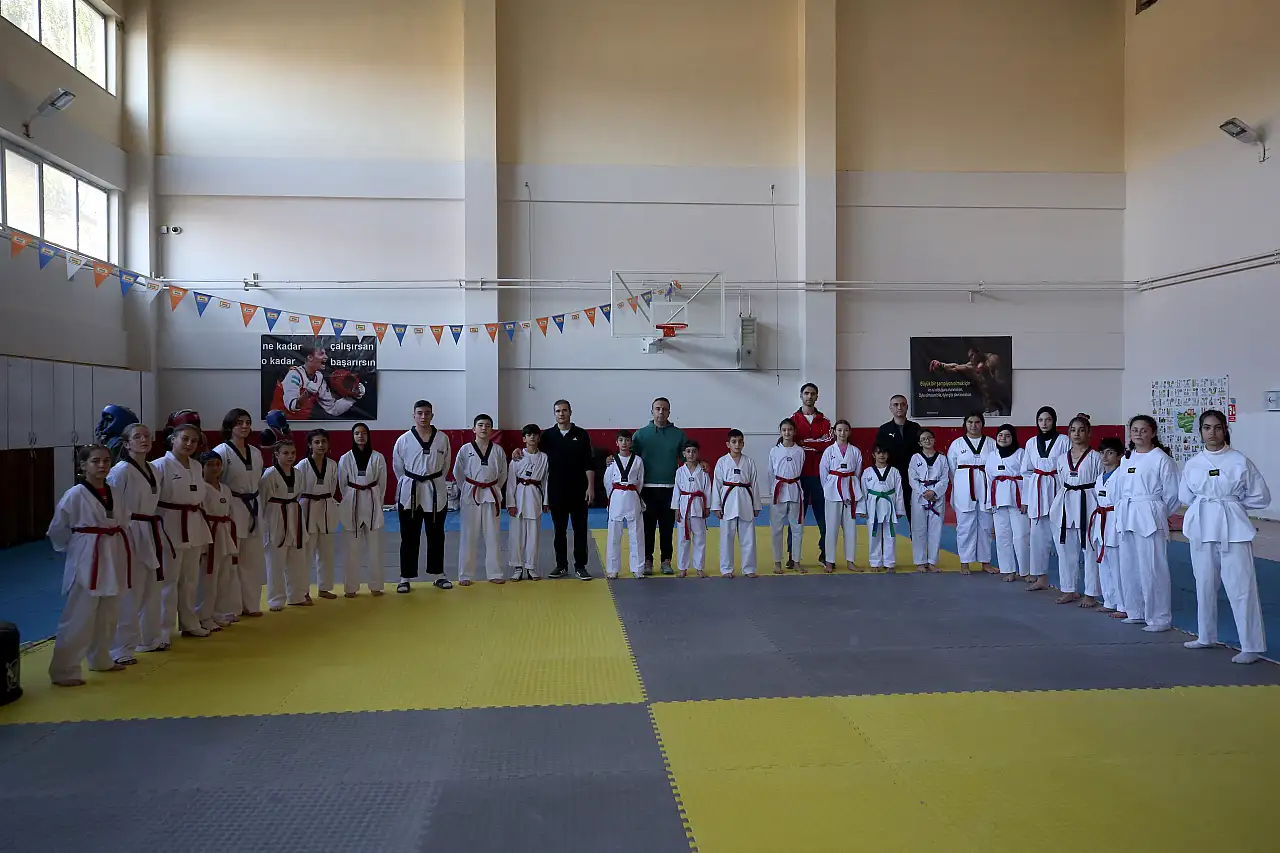 Polis antrenörlerden, çocuklara tekvando eğitimi