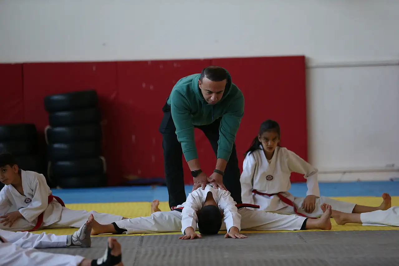 Polis antrenörlerden, çocuklara tekvando eğitimi