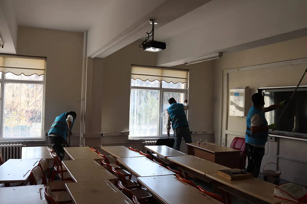 Kayseri'de yükümlüler okul boyadı