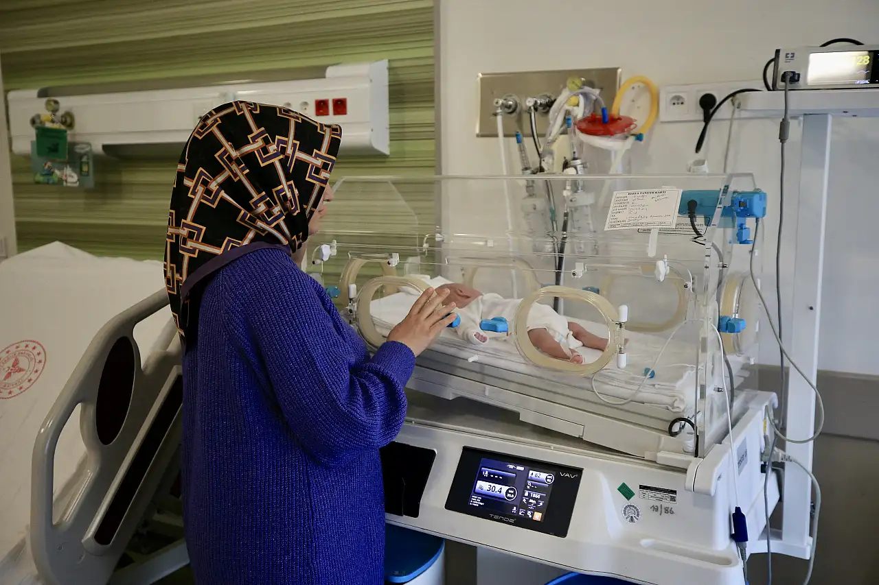 900 gram doğan Ayşe bebek yaşam mücadelesini kazandı