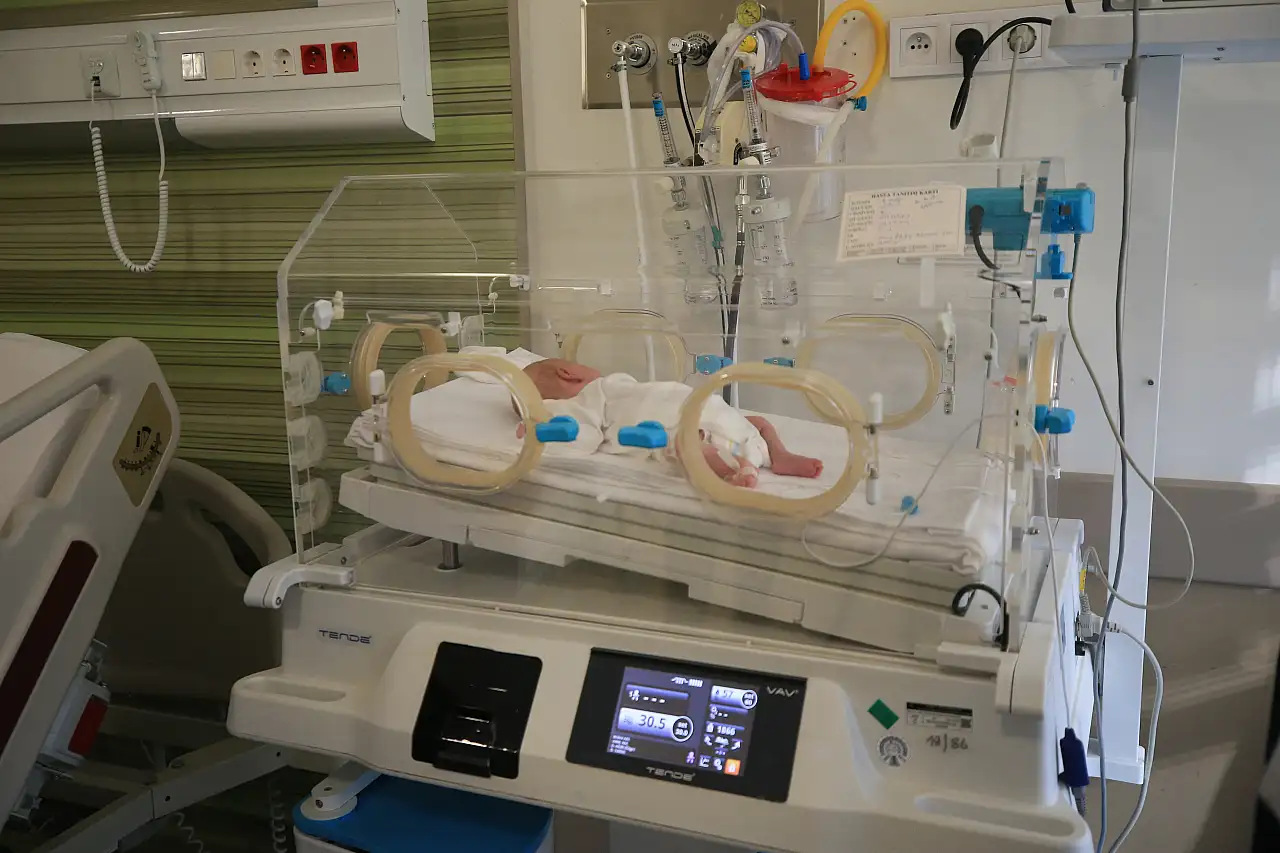 900 gram doğan Ayşe bebek yaşam mücadelesini kazandı