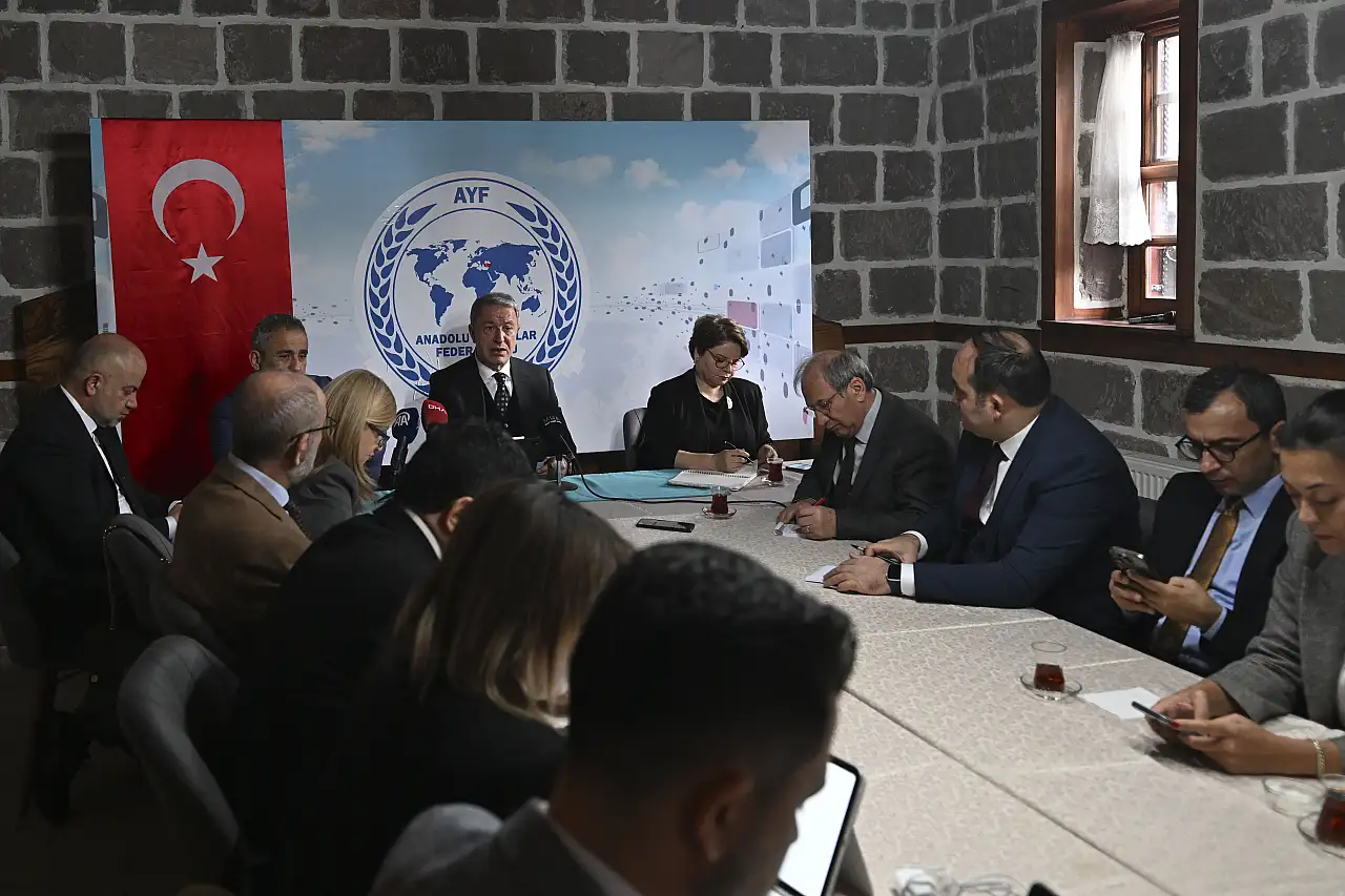 Teğmenlerin kılıçlı yeminine bir yorum da Akar'dan…