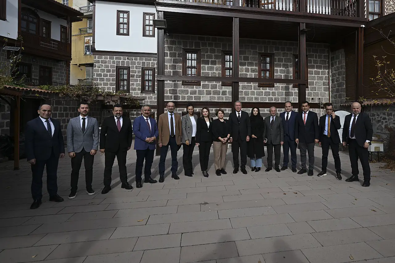 Teğmenlerin kılıçlı yeminine bir yorum da Akar'dan…