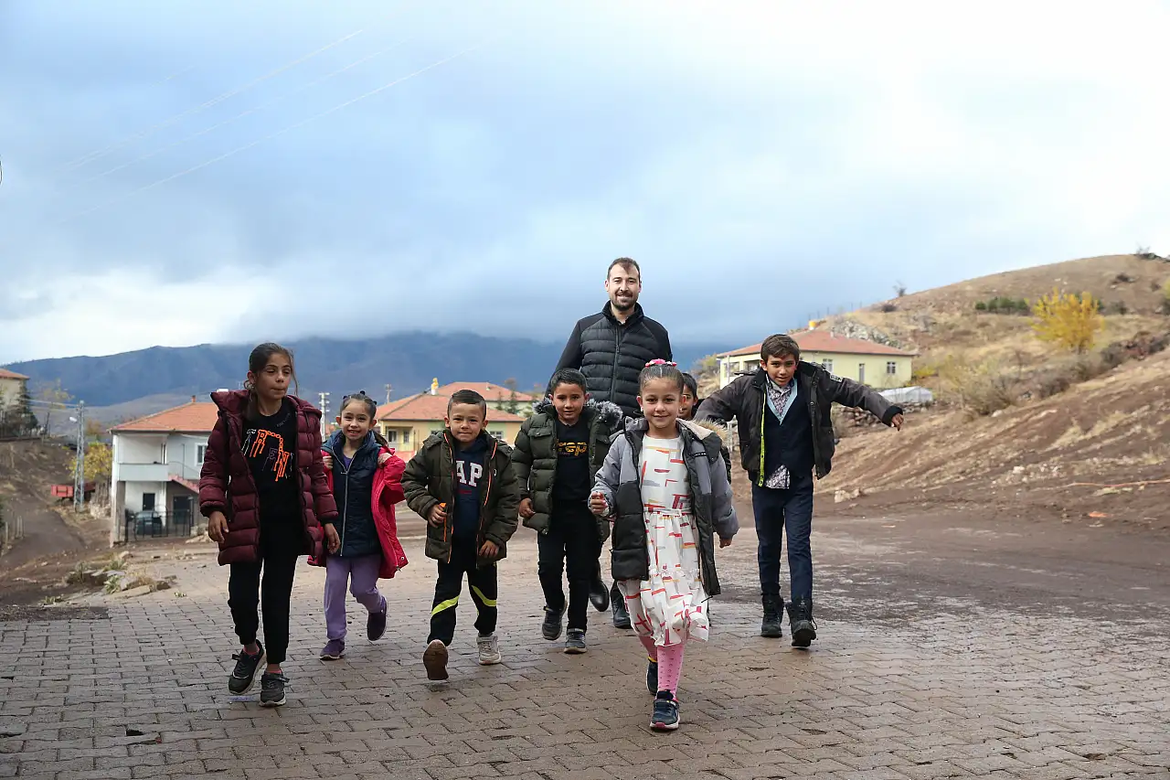 Öğrencileri için günde 100 kilometre yol kat ediyor