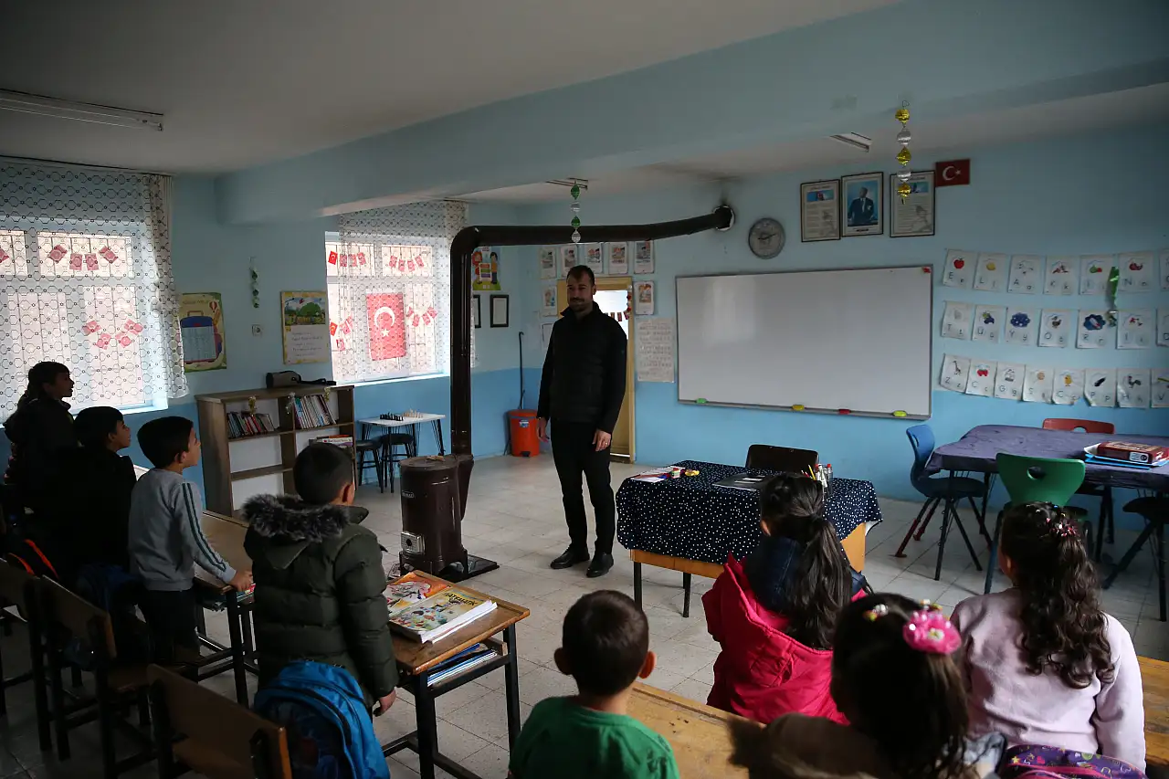 Öğrencileri için günde 100 kilometre yol kat ediyor
