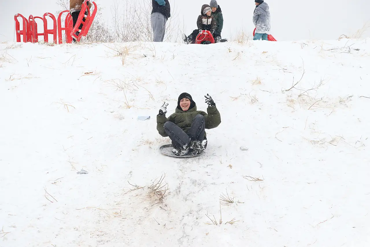 Tepsi, poşet ve leğen… İşte çocukların kar keyfi