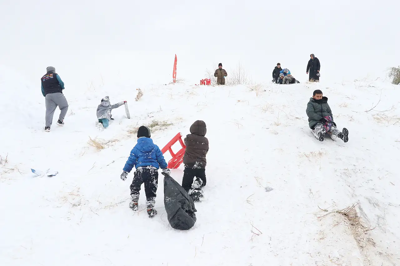 Tepsi, poşet ve leğen… İşte çocukların kar keyfi