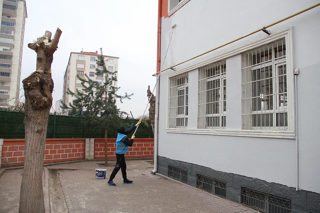 Yükümlüler, okulları boyayarak topluma hizmet ediyor