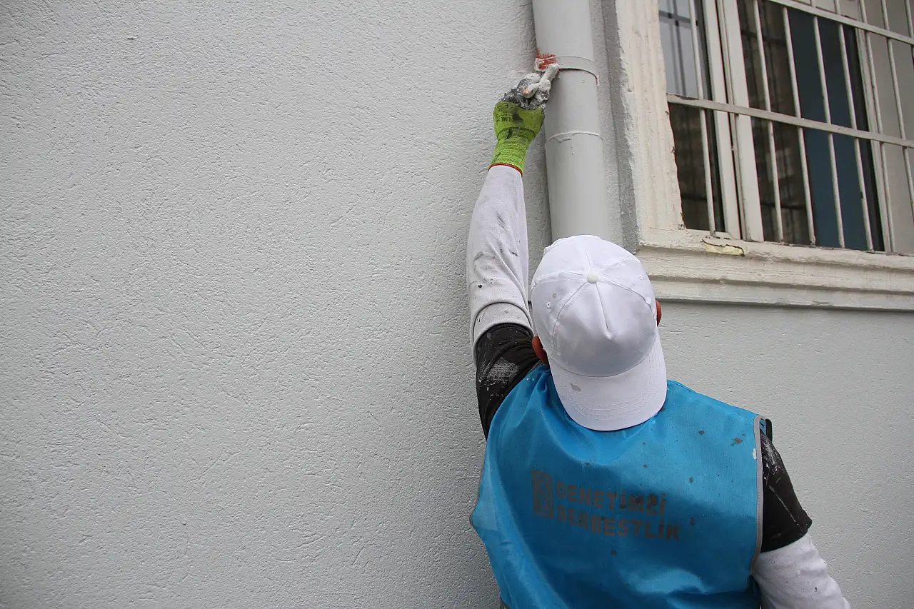 Yükümlüler, okulları boyayarak topluma hizmet ediyor