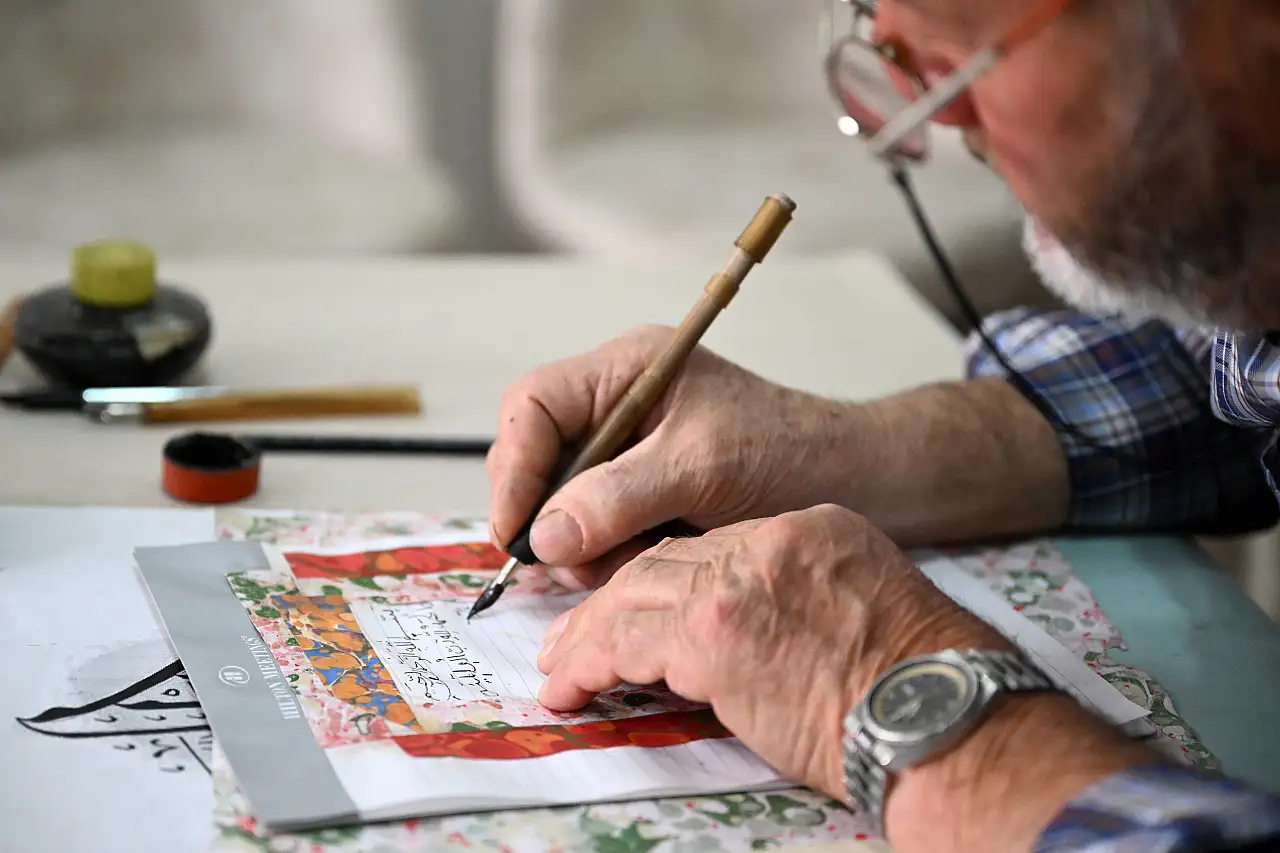 Hapishanede kur'an öğrendi, 86 yaşında hüsn-i hatla tablolar yapıyor!