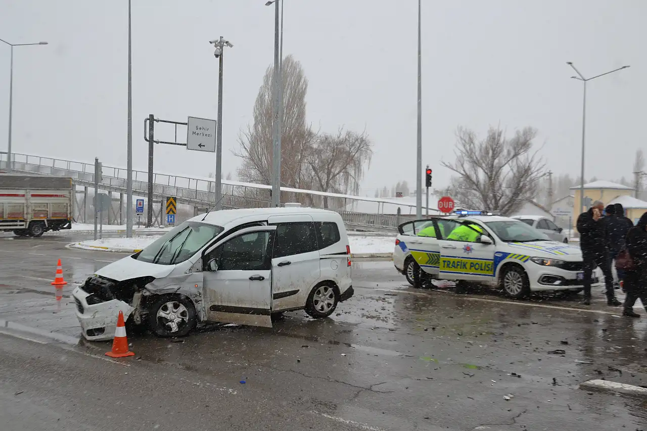 Sivas-Kayseri kara yolunda kaza