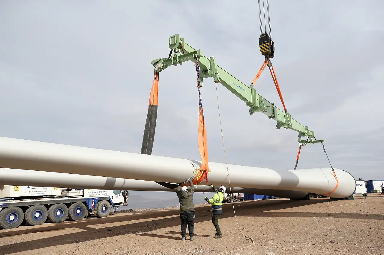 600 tonluk devasa kanatlar elektrik üretiyor