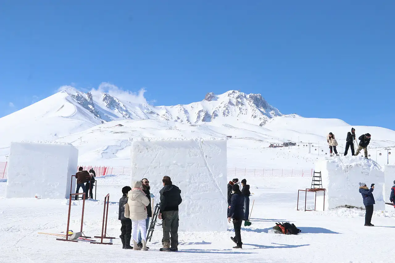 Kar sanatçıları Erciyes'te büyüledi!