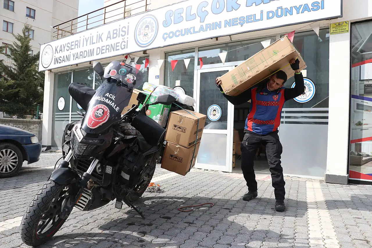 Motosikletiyle şehir şehir yardım dağıtan kurye