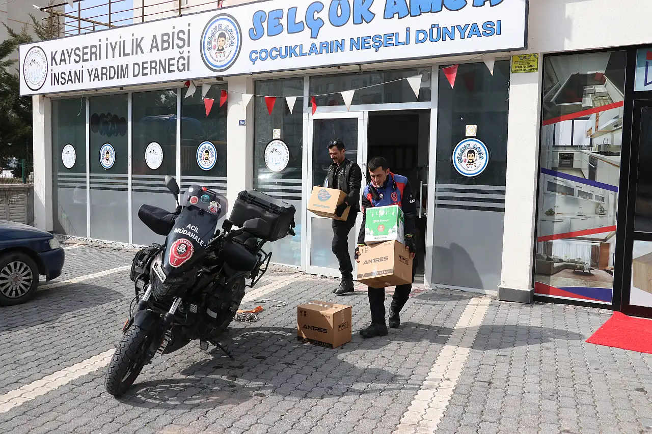 Motosikletiyle şehir şehir yardım dağıtan kurye