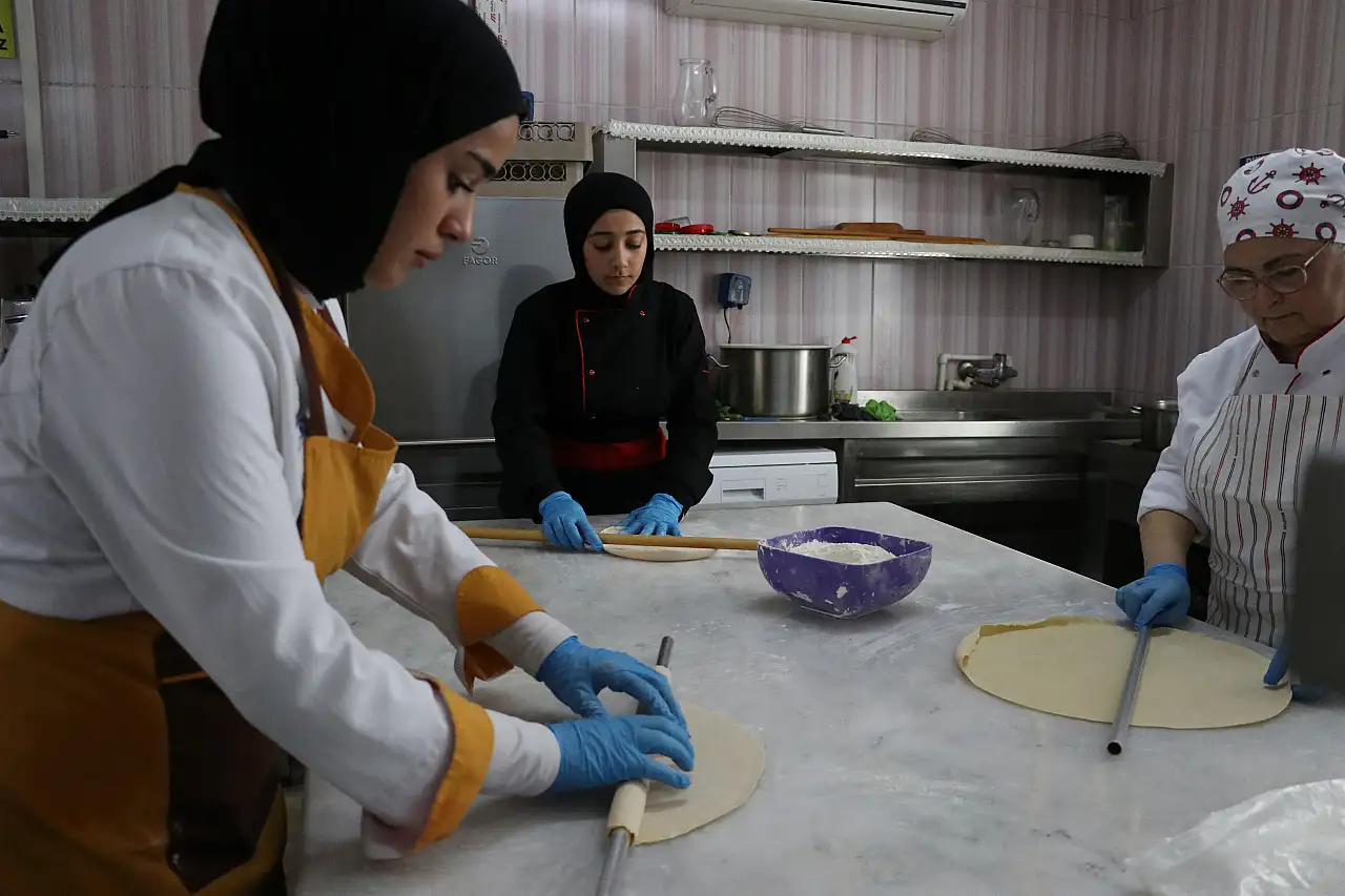 Hem öğreniyorlar hem üretiyorlar: Kayserili kız öğrencilerin Ramazan mesaisi