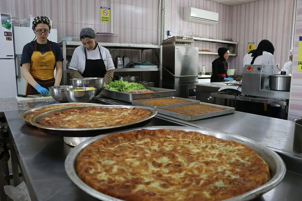 Hem öğreniyorlar hem üretiyorlar: Kayserili kız öğrencilerin Ramazan mesaisi