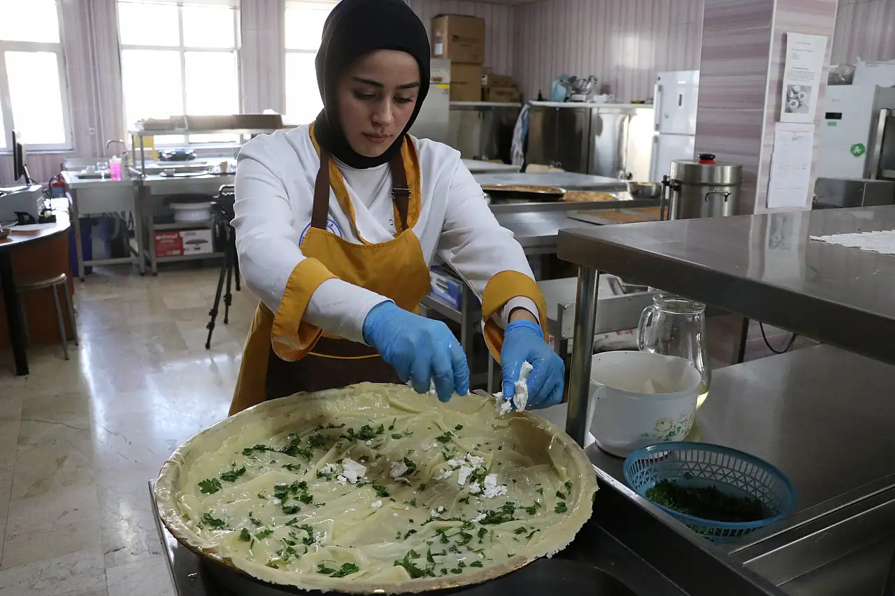 Hem öğreniyorlar hem üretiyorlar: Kayserili kız öğrencilerin Ramazan mesaisi
