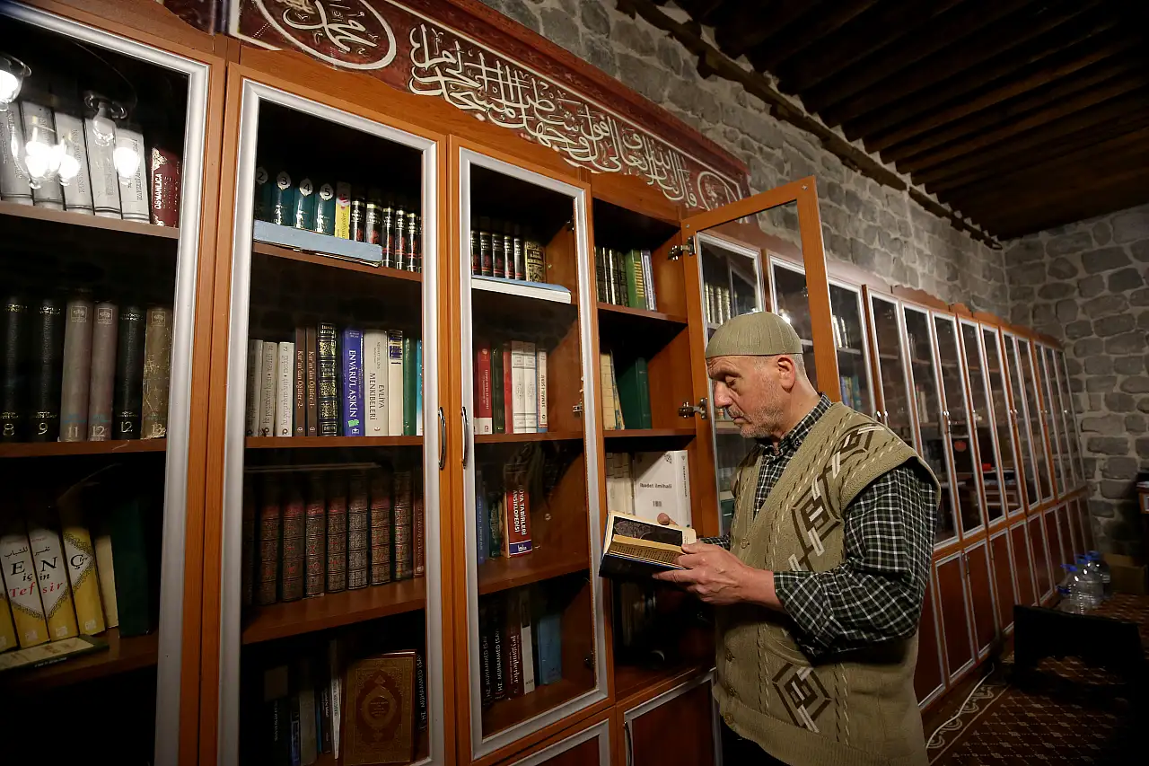 25 yıldır itikaf ibadetini tarihi camilerde yapıyor