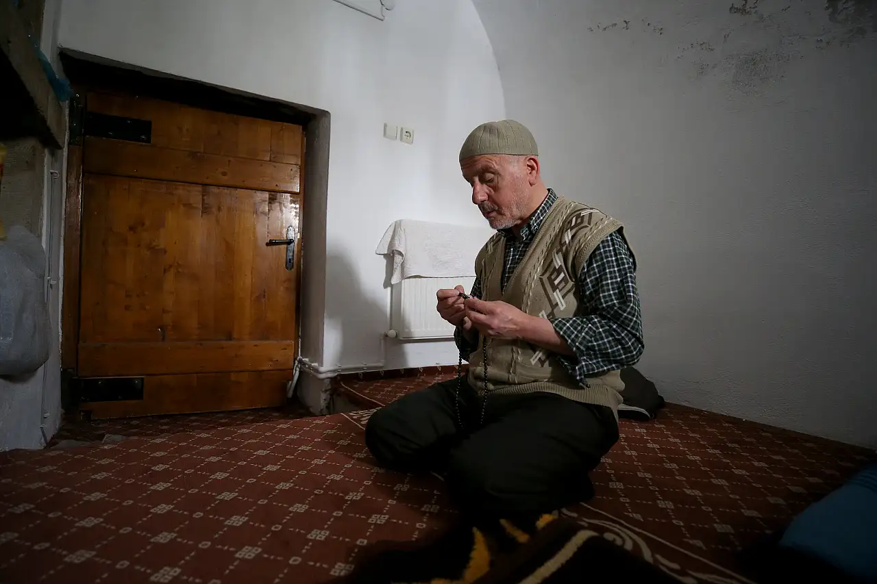 25 yıldır itikaf ibadetini tarihi camilerde yapıyor