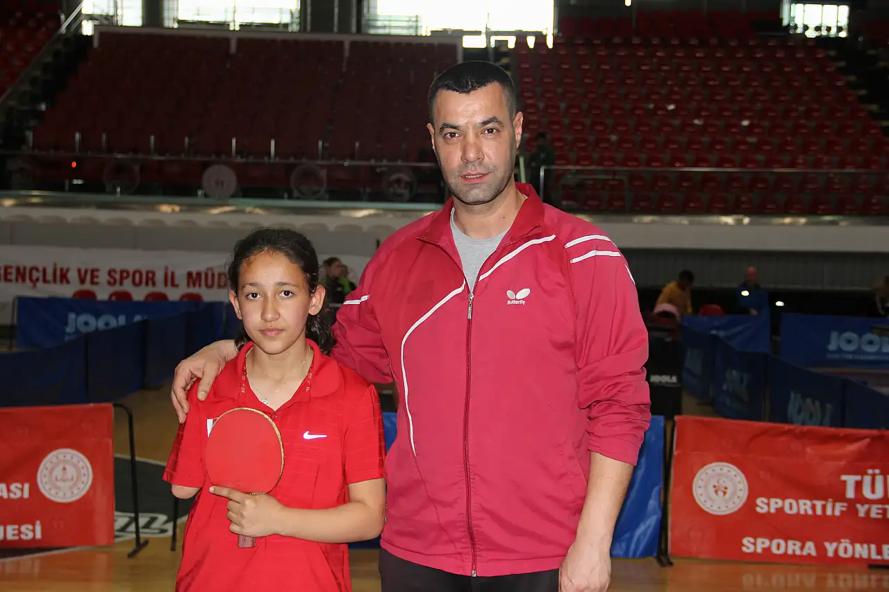 Tek koluyla rakiplerine meydan okudu