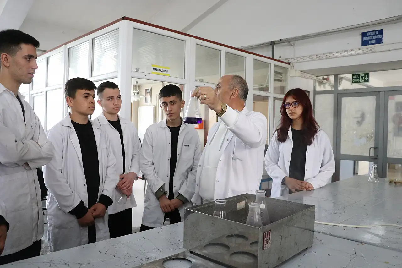 Kayseri'deki lise fabrikaya dönüştü! Milyonluk gelir elde ediyorlar