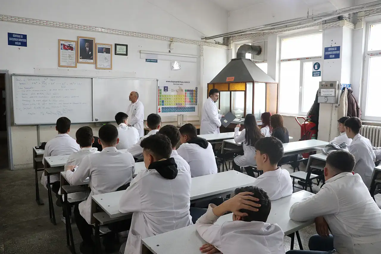 Kayseri'deki lise fabrikaya dönüştü! Milyonluk gelir elde ediyorlar