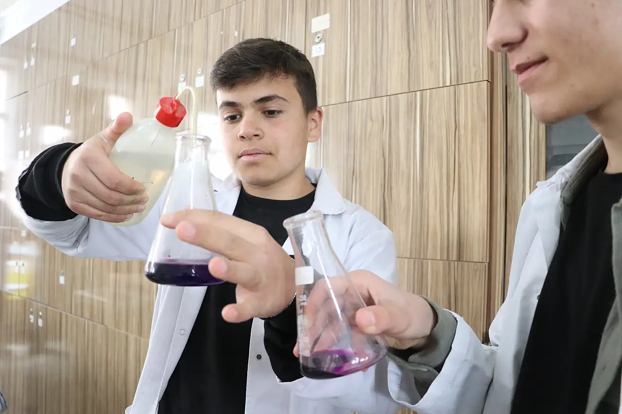 Kayseri'deki lise fabrikaya dönüştü! Milyonluk gelir elde ediyorlar