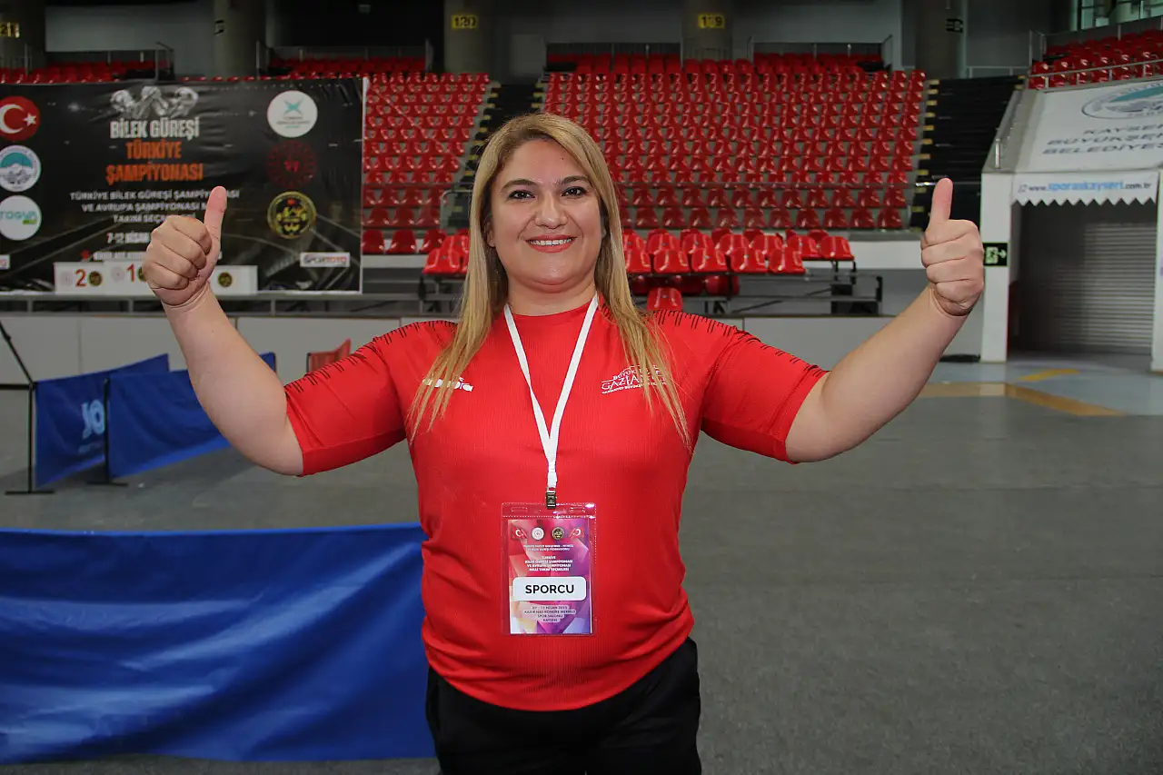 Bilek güreşinde rekor üstüne rekor!